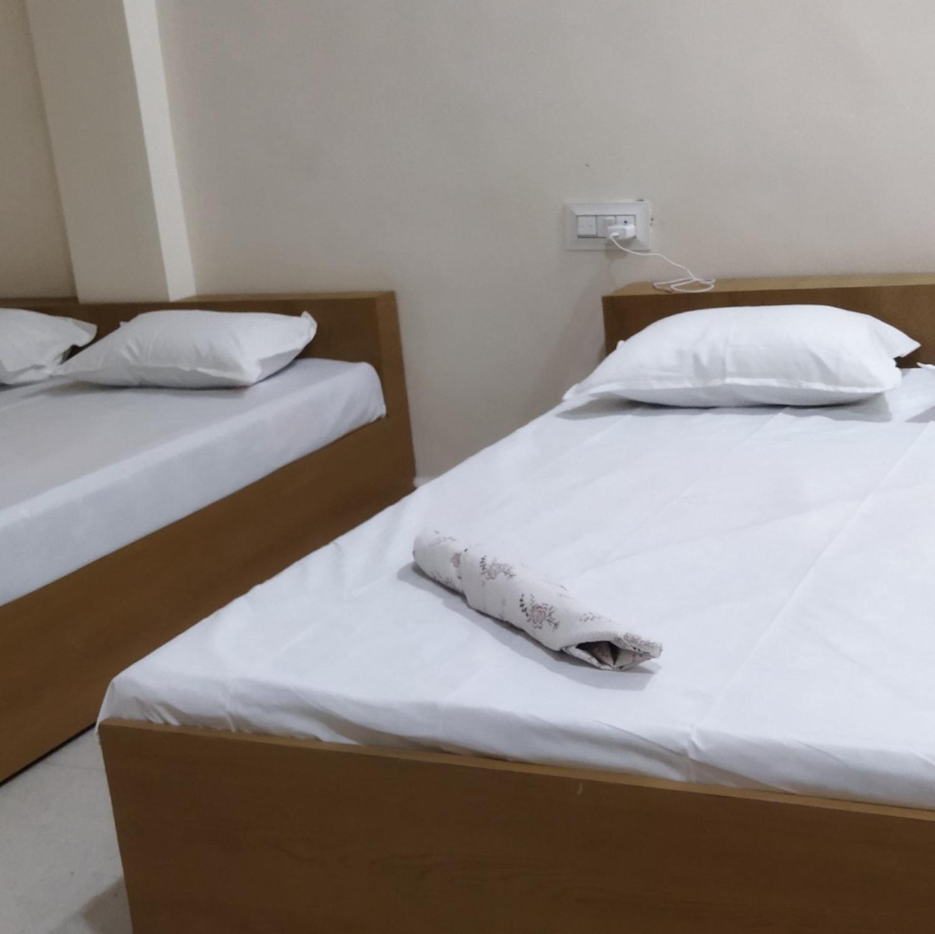 Shree Gajlaxmi Hotel Walking Distance From Mahakaleswar 우자인 외부 사진